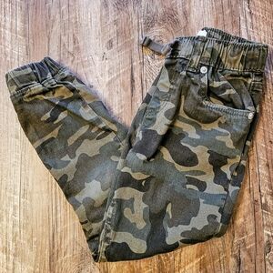 Size 6 Boy's Levi's Camo Joggers